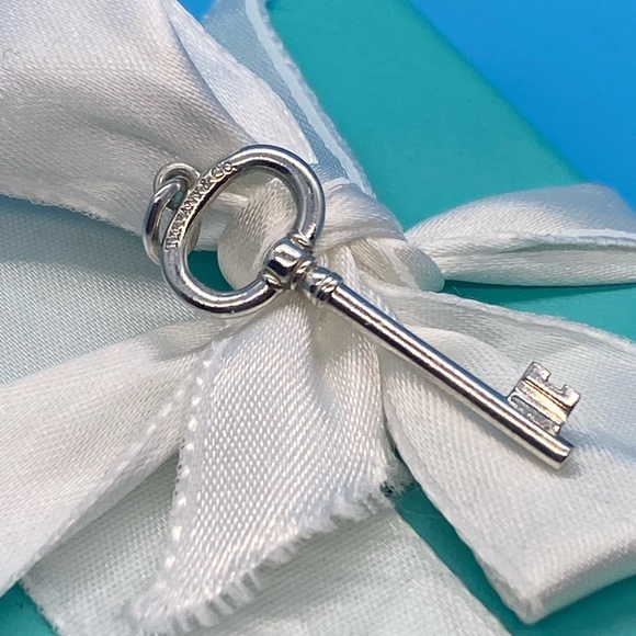 🗝Tiffany & Co Sterling Silver Oval Key Pendant Sterling Silver